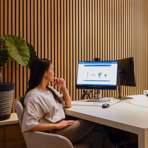 Interviewer en respondent samen in het Neuro UX Lab