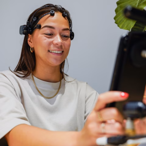 Respondent met EEG-headset werkt op smartphone