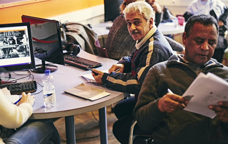 Bezoeker van een van de Cybersoek locaties met zijn smartphone