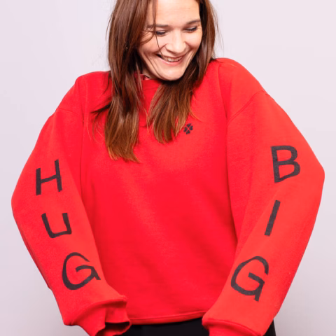 Karien met een trui met daarop de tekst big hug