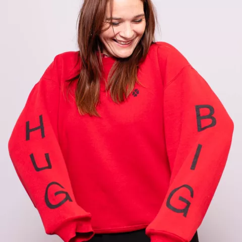 Karien met een trui met daarop de tekst big hug