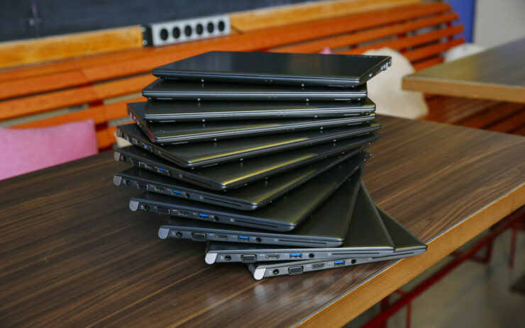 Stapel gedoneerde laptops aan Cybersoek