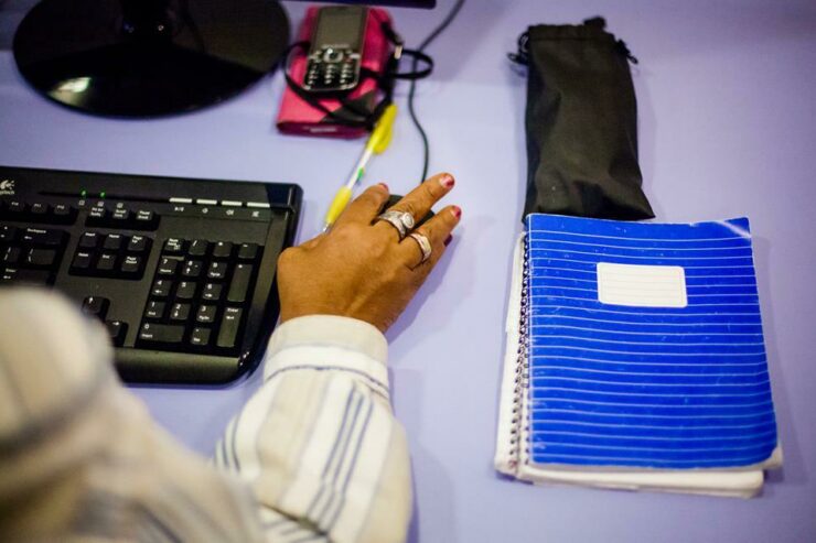 Vrouw achter de computer bij Cybersoek